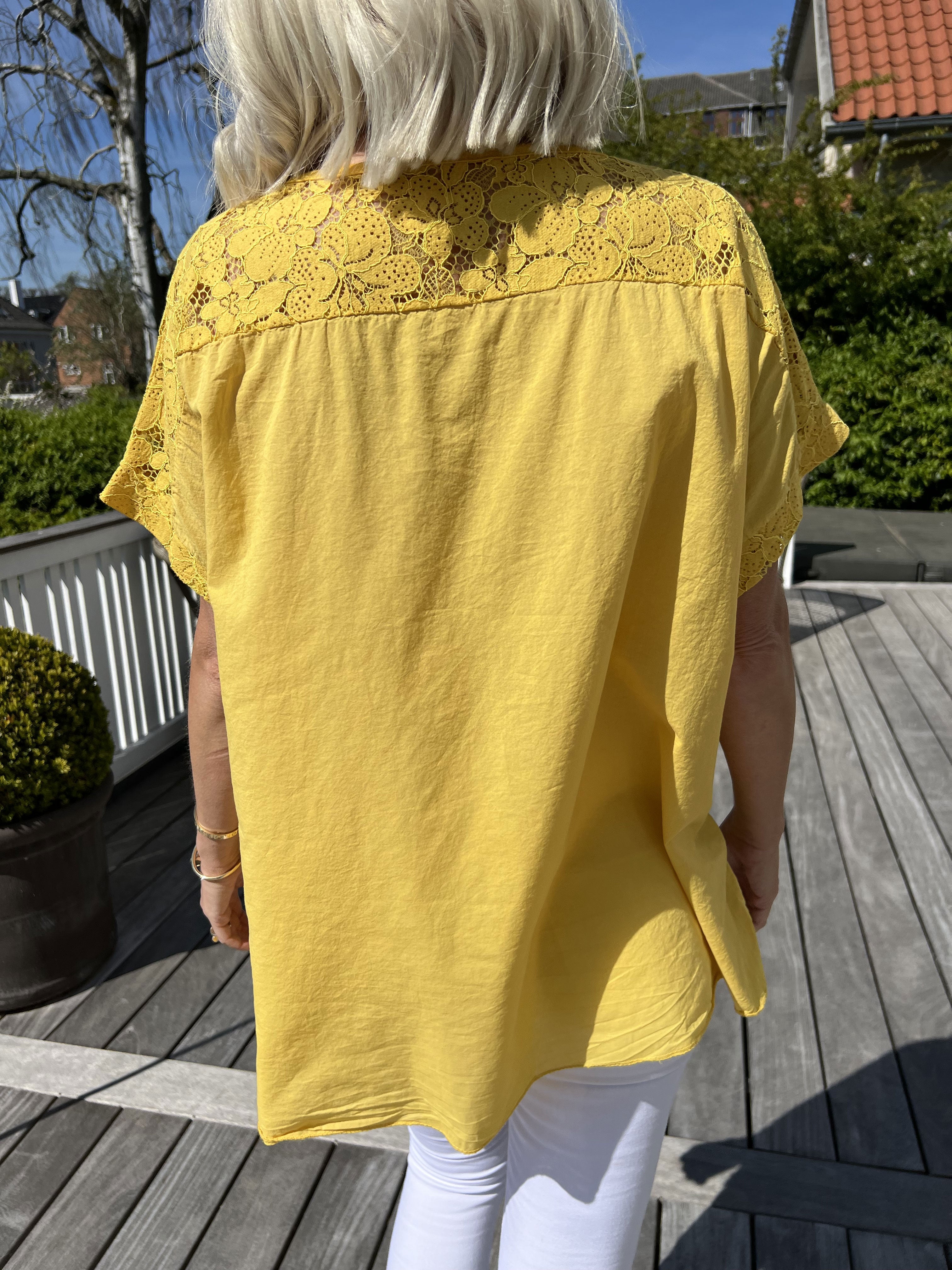 Inna - Sød top med blonder og broderi anglaise